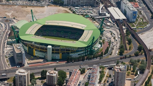 Luftaufnahme des Estádio José Alvalade in Lissabon mit seinem charakteristischen grünen Dach. Das moderne Stadion ist ein echtes Highlight bei einer Fußballreise nach Portugal.